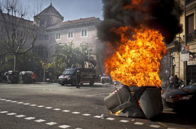 Els mossos d'esquadra van empènyer un contenidor en flames provocant la crema d'un cotxe   JUANFRA ÀLVAREZ